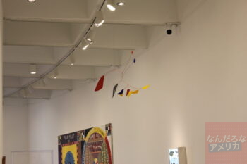 ワシントンD.C.にあるナショナルギャラリー内のカルダーのモビールの展示