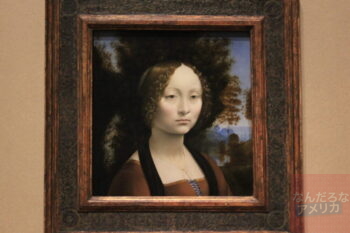 ワシントンD.C.にあるナショナルギャラリー内レオナルドダビンチの作品　油絵　女性像